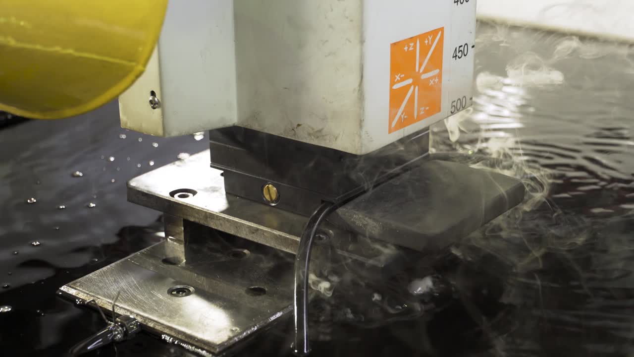 промышленный процесс резки водяной струей