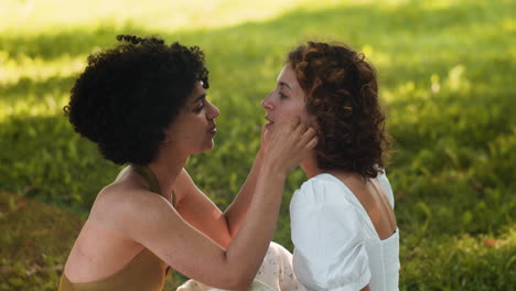 Romantic-couple-in-the-park