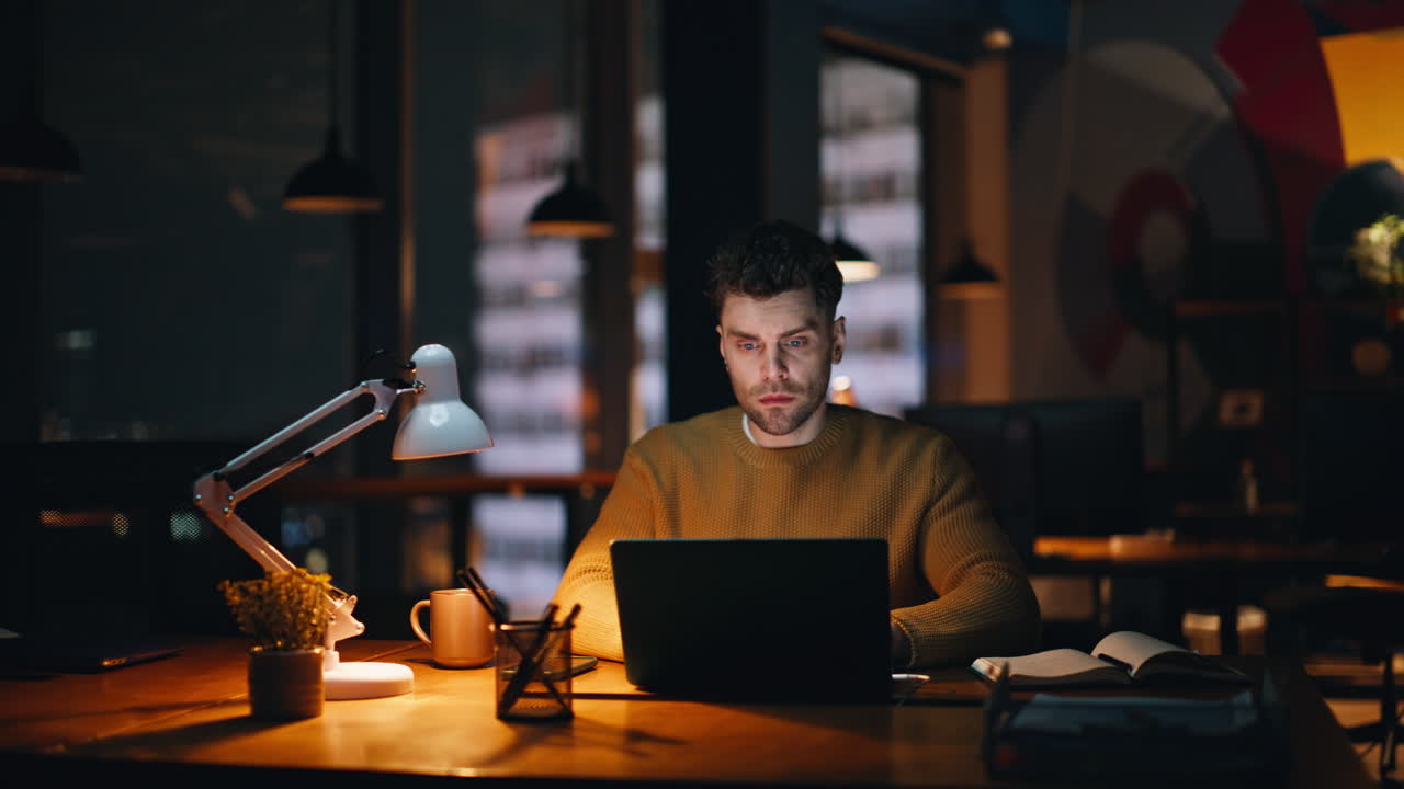 hombre trabajando en una computadora portátil en el escritorio