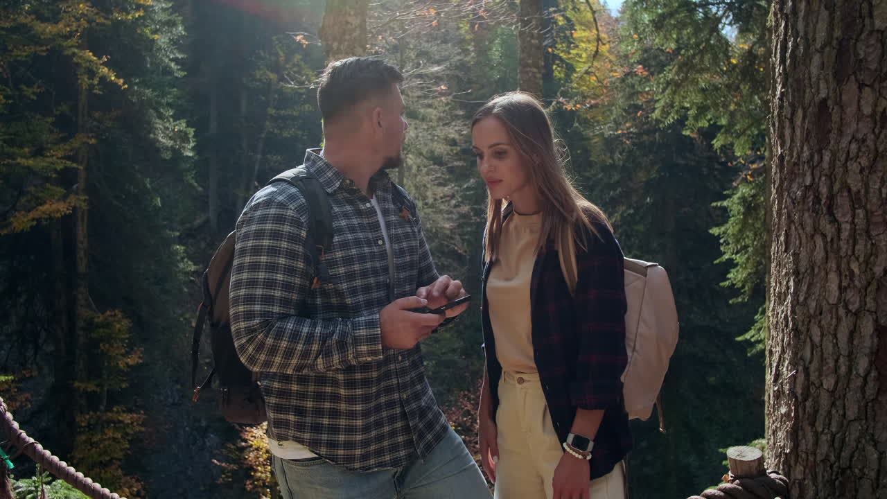 пара, гуляющая в лесу.