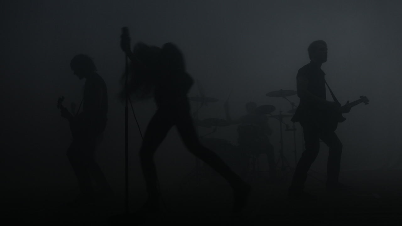 Silhouette eines Alternative-Gitarristen. Rockmusiker Konzert.