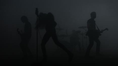 silueta de un guitarrista de música alternativa. concierto de un músico de rock
