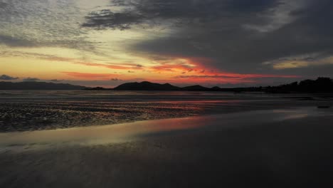 Drone-De-Bajo-Vuelo-Sobre-La-Playa-Tropical-Al-Amanecer