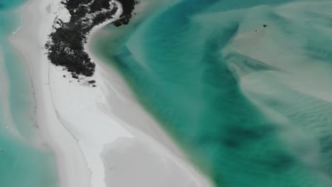 Flying-over-the-White-Silica-Sands-of-WhiteHaven-Beach-in-Qld-Australia,-Drone-Aerial