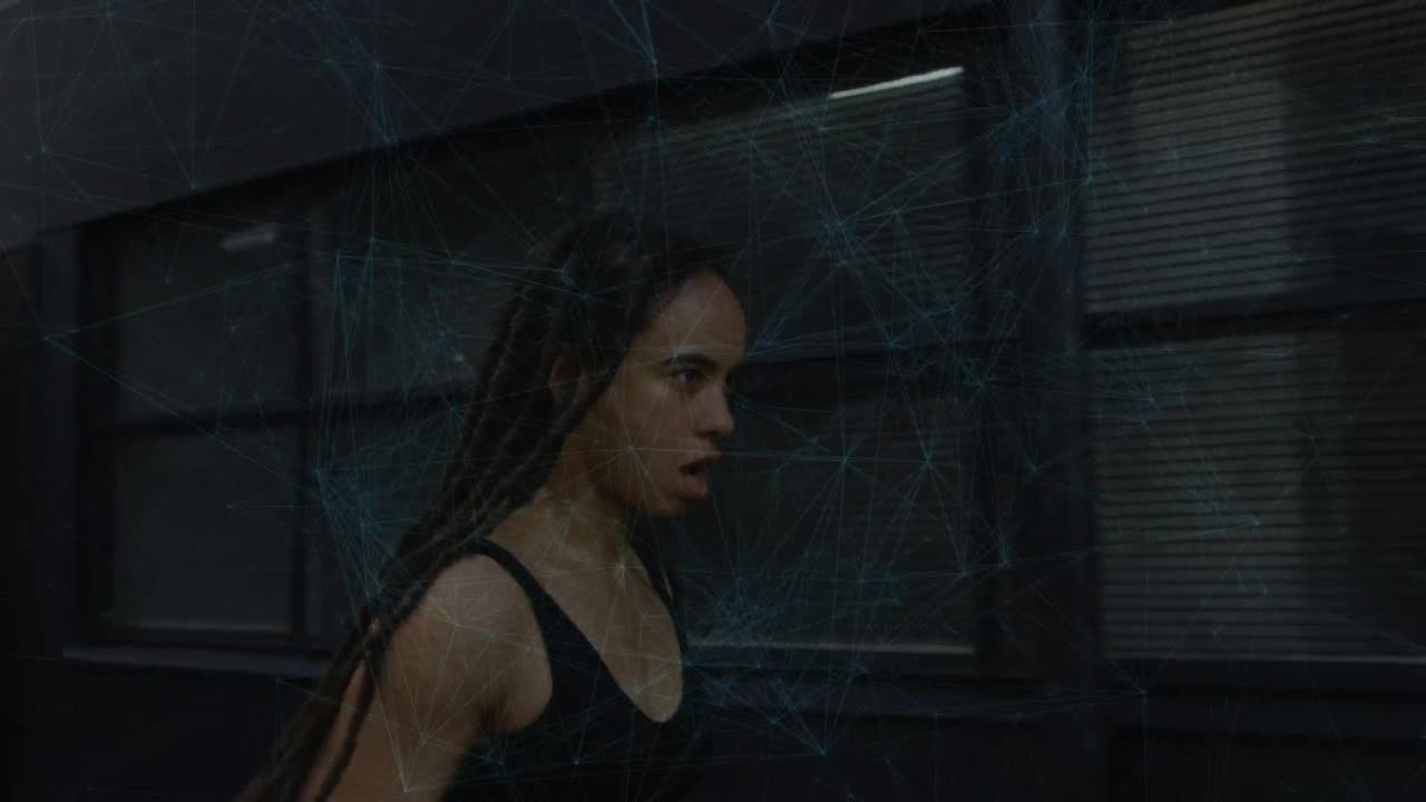 анимация связей над подходящей двухрасовой женщиной бегает