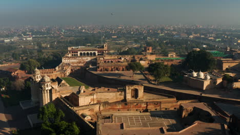 Luftaufnahme-Der-Zitadelle-Von-Lahore-Fort-Bei-Sonnenaufgang-In-Lahore,-Punjab,-Pakistan