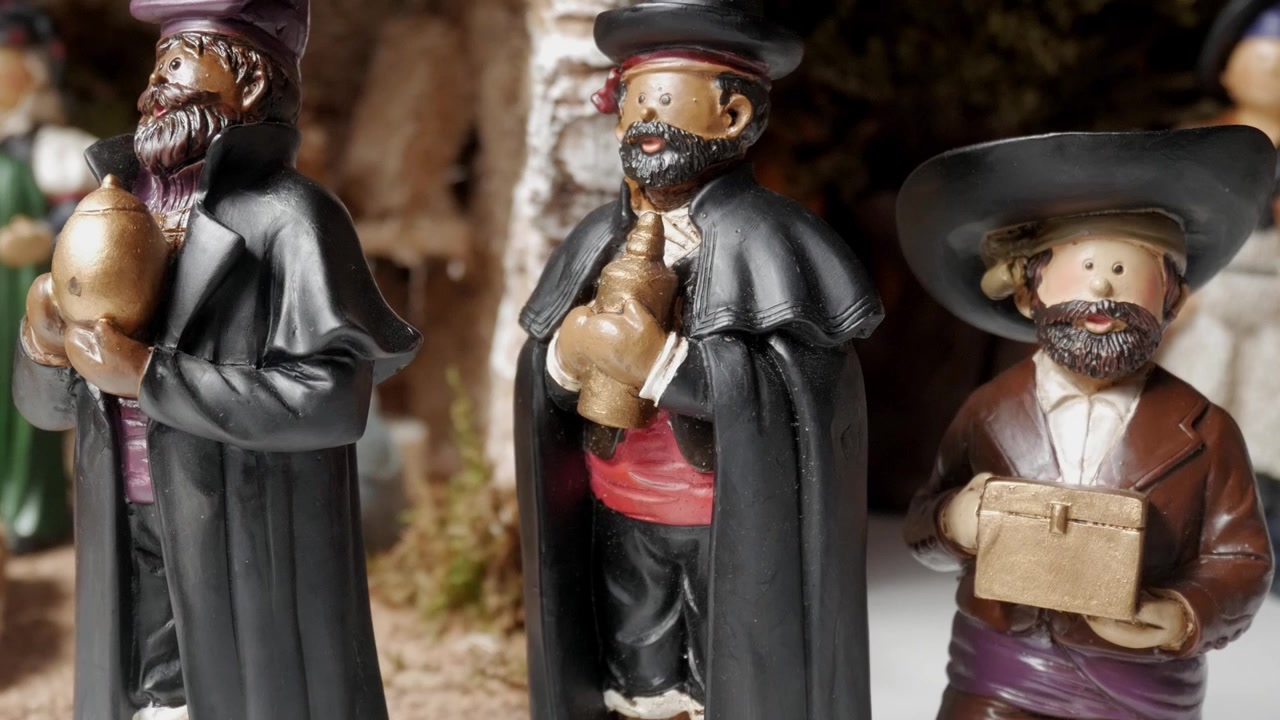 Un filmato ravvicinato mostra i Re Magi, o Magos Reyes, mentre portano doni per Gesù bambino nel presepe. L'intera scena raffigura splendidamente la tradizione festiva.