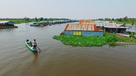 un pequeño mercado en el pueblo flotante en kompong khleang - toma aérea