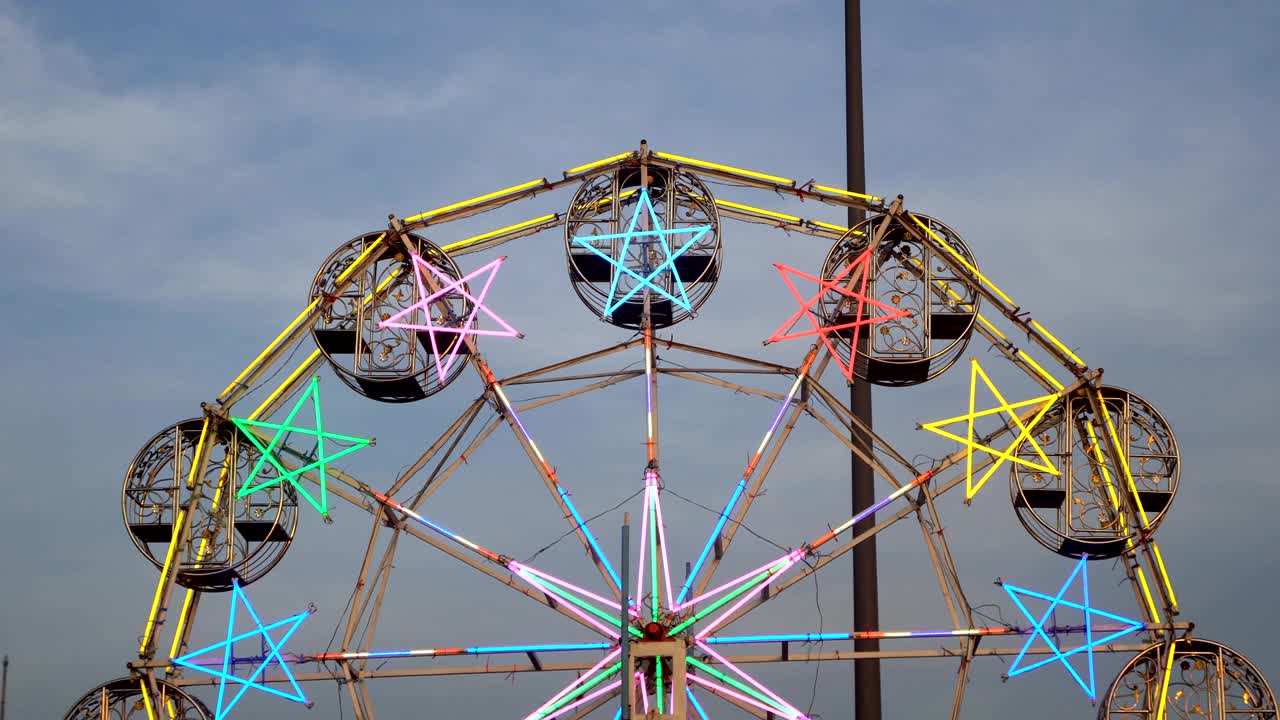 la rueda de la ferris en la ciudad, el lapso de tiempo