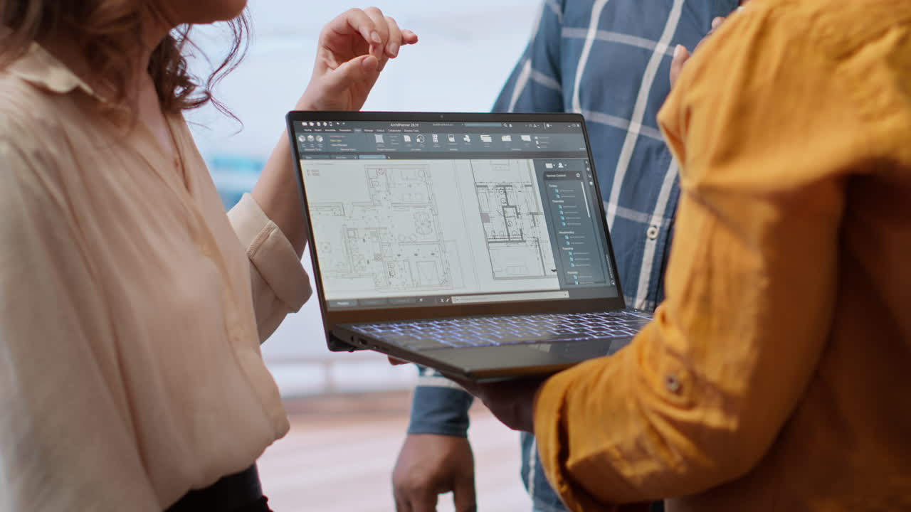 agente inmobiliario que asesora a los clientes en materia de reubicación y arrendamiento de oficinas