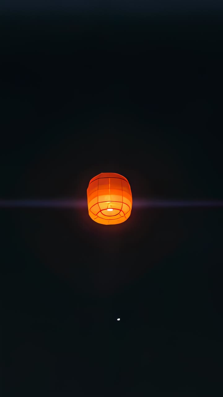 Video verticale: nuvola viola crescente che passa dietro una lanterna arancione di notte, con riflesso dell'obiettivo