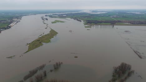 Vista-Aérea-De-Gran-Angular-De-Las-Inundaciones-Alrededor-Del-Río-Waal-Y-Poederoijen