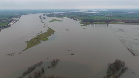 vista aérea de gran ángulo de las inundaciones alrededor del río waal y poederoijen