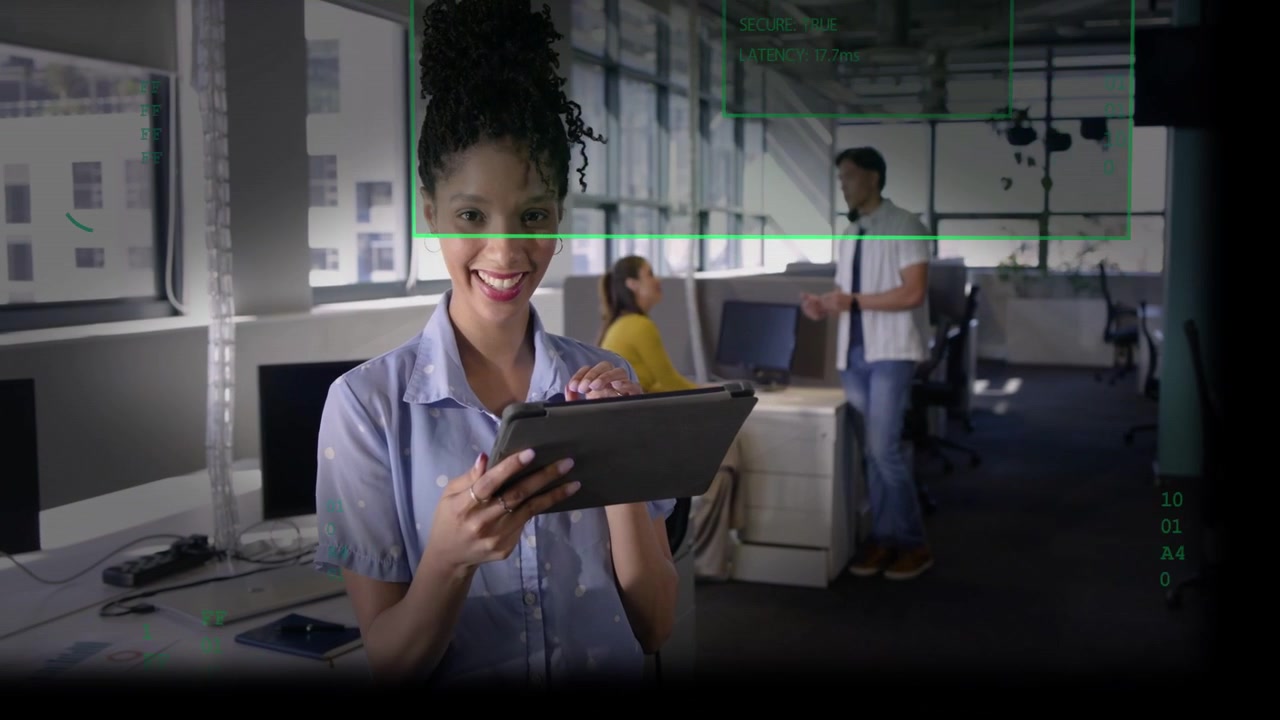 Giovane donna sorridente con tablet digitale in ufficio moderno