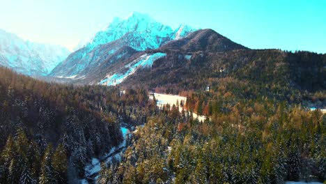 valle de montaña con el río en invierno