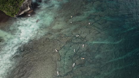 Luftaufnahme-Von-Oben-Nach-Unten-Vom-Surfspot-Auf-Der-Indonesischen-Meeresküste-Der-Insel-Uluwatu-Auf-Bali