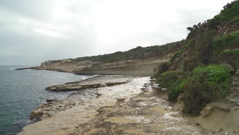 Bewölkter,-Launischer-Tag-Im-Winter-Am-Steinstrand-Il-kalanka-In-Malta