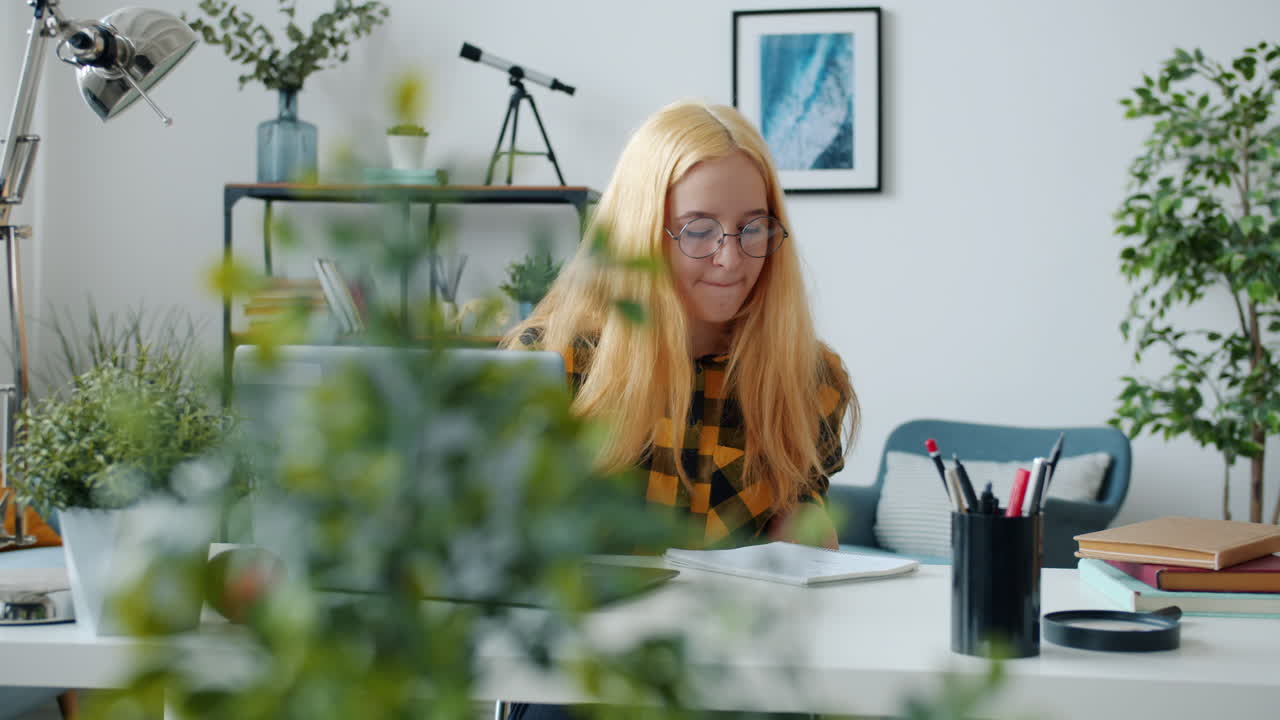 Kvinde studerer derhjemme