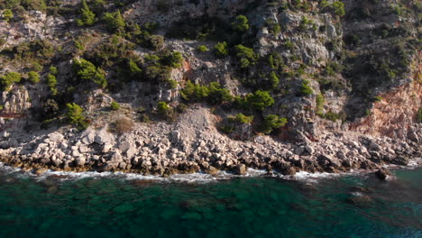 Costa-Escarpada-En-La-Costa-Del-Mar-Adriático,-Croacia,-Disparo-De-Arco-Aéreo