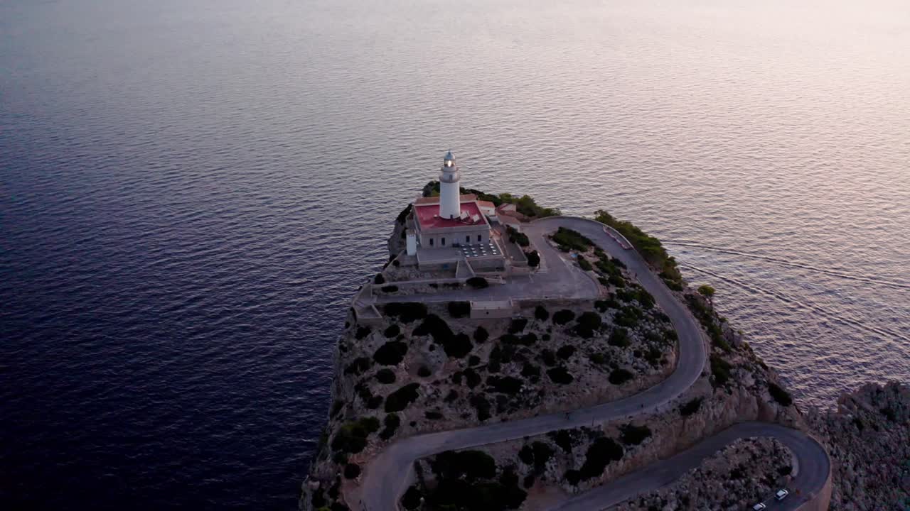 바다를 내려다보는 절벽의 가장자리에 있는 오래된 역사적인 등대, 공중 드론