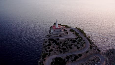 Antiguo-Faro-Histórico-Al-Borde-Del-Acantilado-Con-Vistas-Al-Mar,-Drone-Aéreo