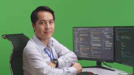 컴퓨터 책상 앞에서 웃는 프로그래머