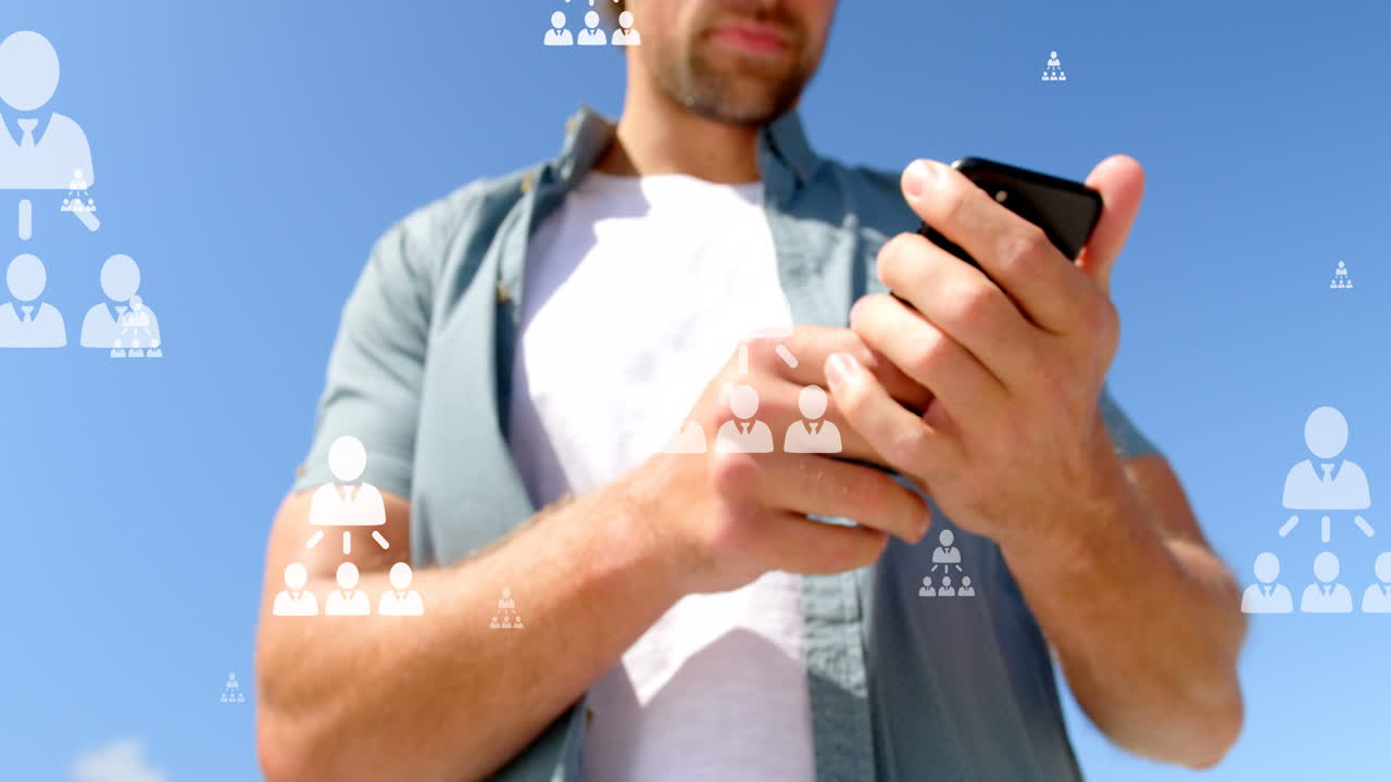 animación de iconos de usuario sobre la sección media de un hombre caucásico usando un teléfono inteligente al aire libre