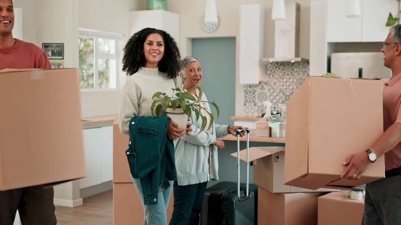 Ajuda, mudança e família feliz na casa nova