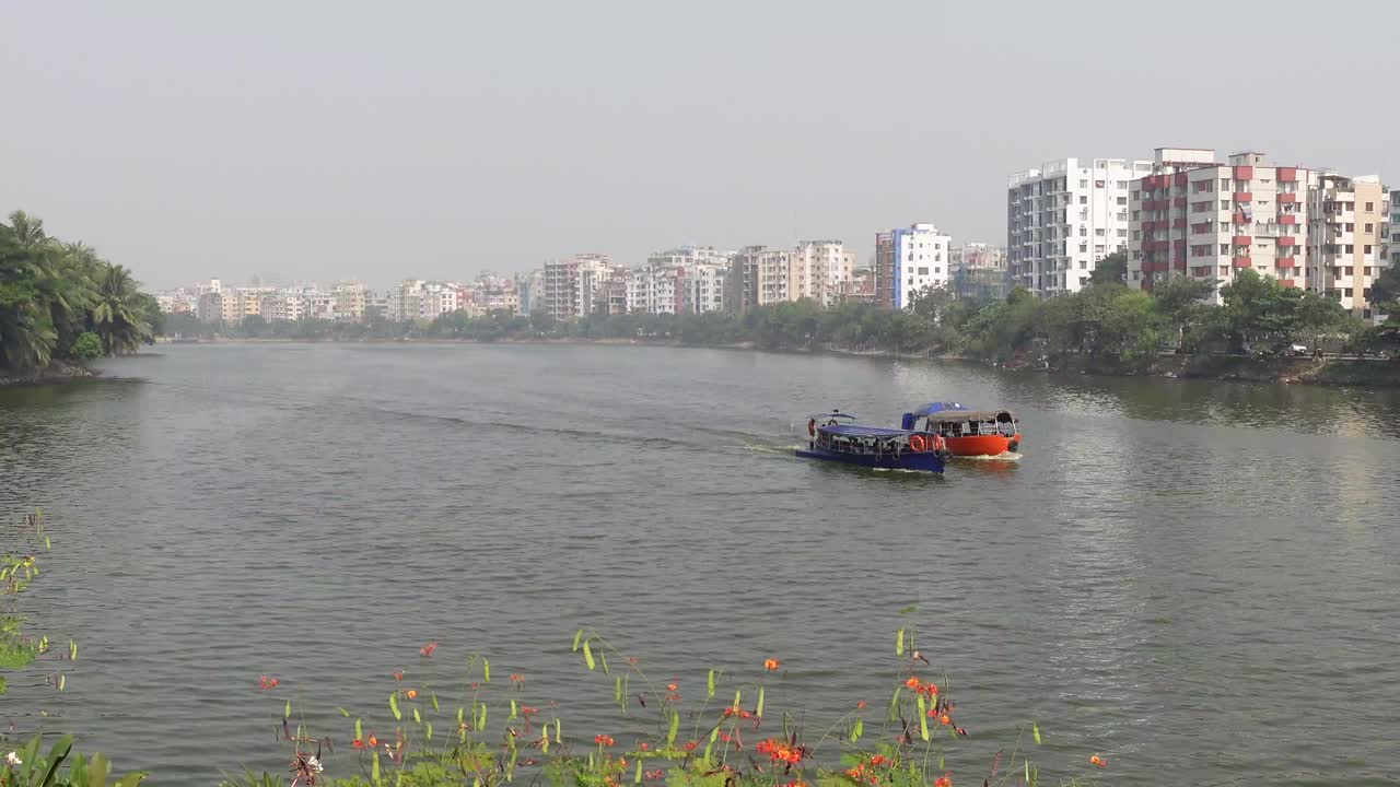 Barche su un lago in una città