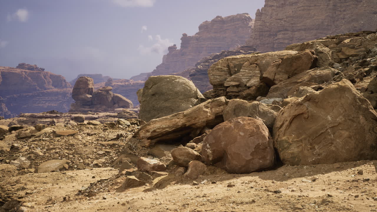낮에는 배경에 계층화 된 산과 함께 바위 사막 풍경
