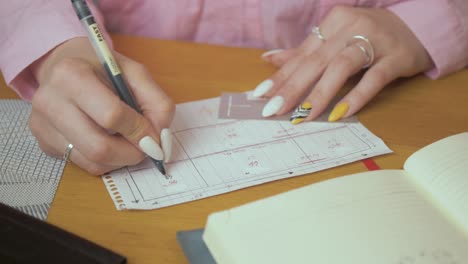 sastre femenino planeando las mediciones en papel