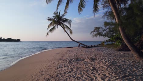 Mädchen-Liegt-Allein-Am-Strand-Unter-Palmen