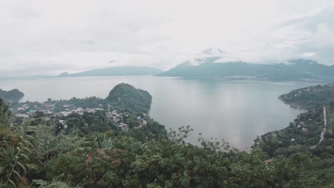 Impresionante-Terraza-Con-Vista-Al-Lago-De-Atitlán-Y-Al-Volcán-En-Guatemala,-Vista-De-Drones-Fpv