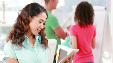 Mujer-De-Negocios-Sonriente-Usando-Una-Tableta