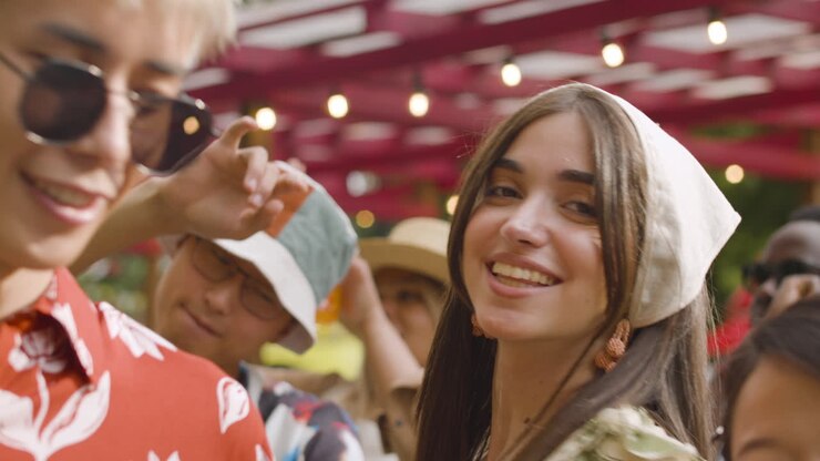 Amigos em um festival de música ao ar livre