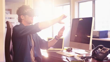 hombre con gafas de realidad virtual