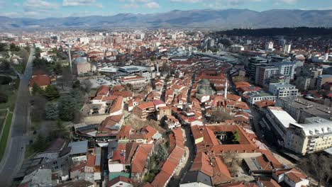 Vista-Aérea-De-Skopje-Y-Las-Montañas-En-Macedonia,-Vista-De-Drones-Del-Bazar-De-Skopje,-Ciudad-Musulmana-En-Una-Mezquita