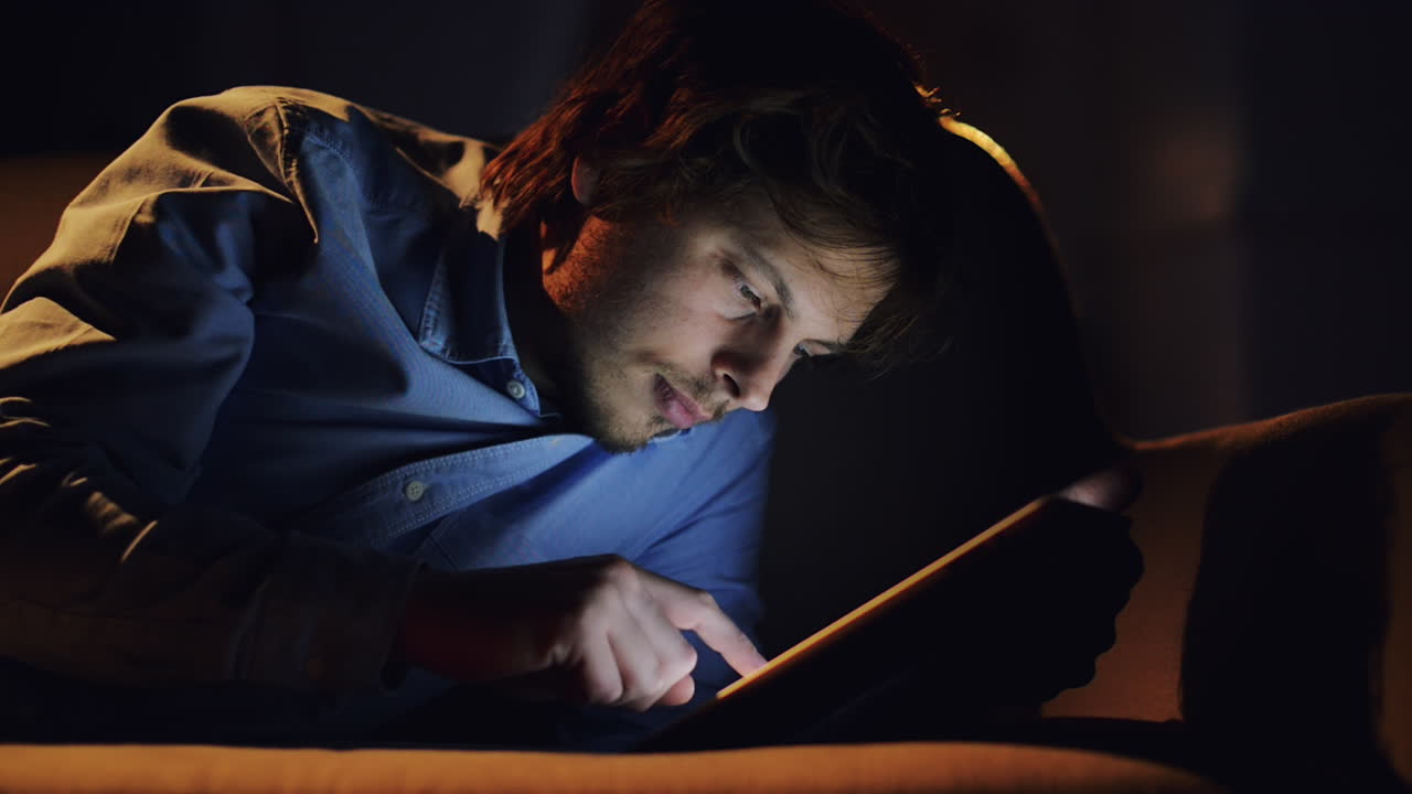 hombre de negocios que usa una tableta para comprar en línea en casa