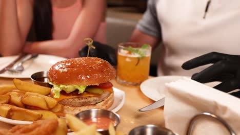 un cameriere che serve un delizioso burger