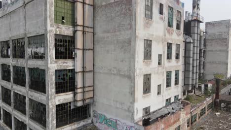 Abandoned-Fisher-Body-Automotive-Plant-21-in-Detroit,-Michigan-drone-shot-moving-upwards-in-corner