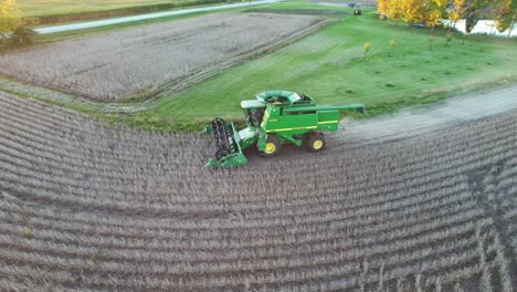 Un-Agricultor-Cosecha-Una-Cosecha-De-Soja-En-El-Noreste-De-Wisconsin