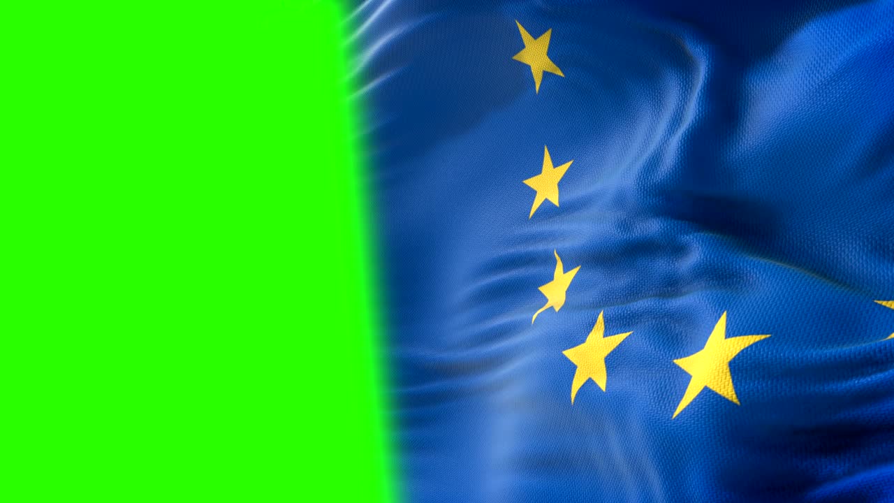 Bandiera dell'Unione Europea a metà, bandiera UE che sventola, stelle gialle su sfondo blu con schermo verde chroma key