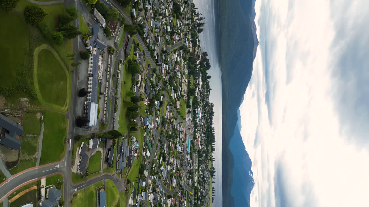municipio junto al lago de te anau en nueva zelanda, video vertical aéreo