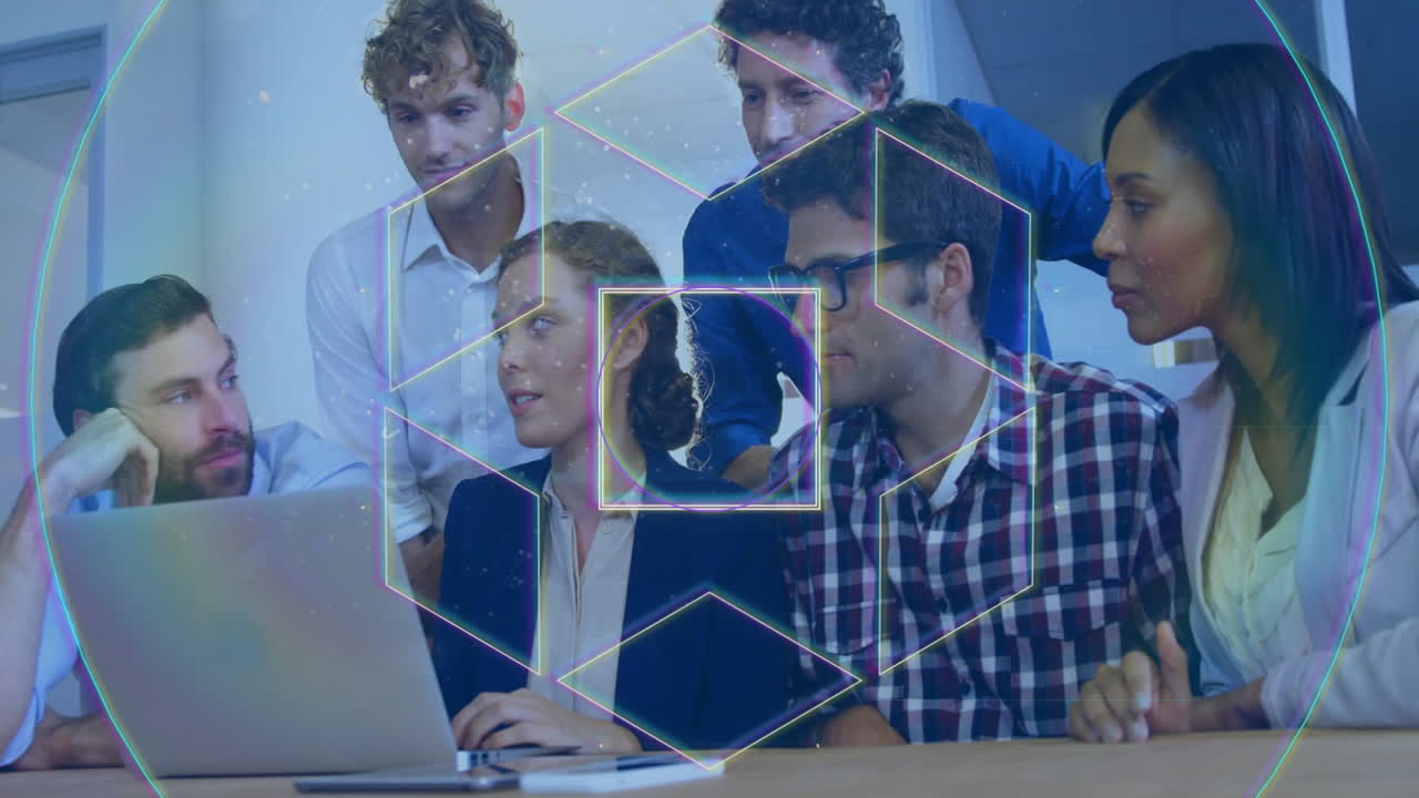 colaborando en computadora portátil, equipo diverso con formas geométricas y animación de procesamiento de datos