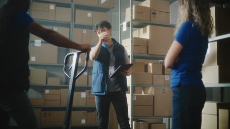trabajadores de almacén que comprueban el inventario y manejan paquetes