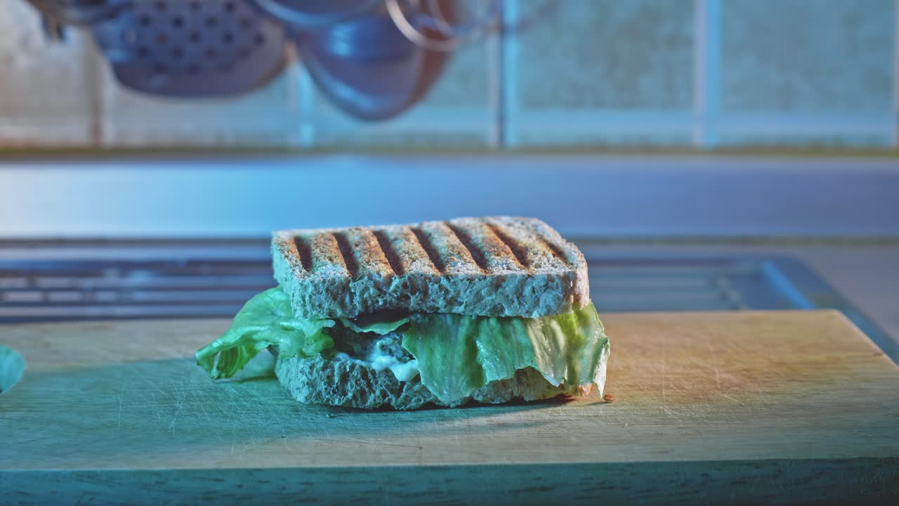 hamburguesa tostada anabólica alta en proteínas con carne de pavo molida para el desayuno