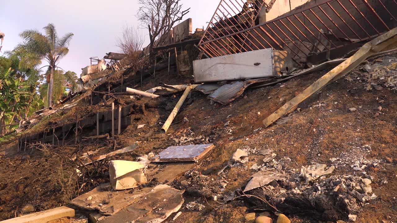 el costado de una camioneta está chamuscado y derretido por el intenso calor del incendio en la ladera tras el incendio de 2017 thomas en el condado de ventura, california