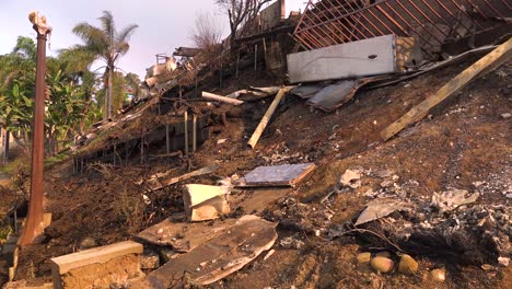 El-Costado-De-Una-Camioneta-Está-Quemado-Y-Derretido-Por-El-Intenso-Calor-Del-Fuego-En-La-Ladera-Después-Del-Incendio-De-Thomas-En-2017-En-El-Condado-De-Ventura,-California.