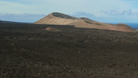 paisaje volcánico de volcán campo de lava solidificado