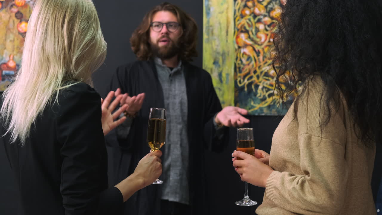 visita alla galleria d'arte e conversazione